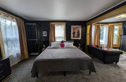 Sturgeon Bay Hotel | Relaxing king bed suite! Beyoncé decor.