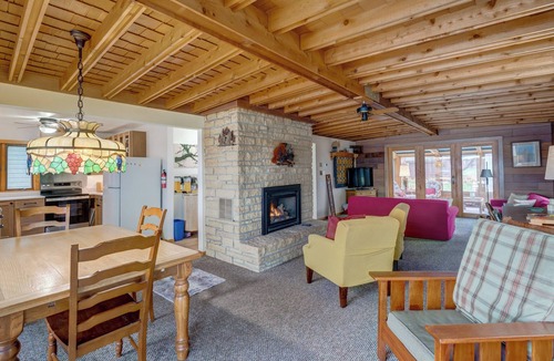 Oxford House | Relaxing Lakefront Retreat - 4 Bedrooms - Sleeps 8 - Stunning Views