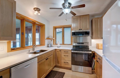 Oxford House | Relaxing Lakefront Retreat - 4 Bedrooms - Sleeps 8 - Stunning Views