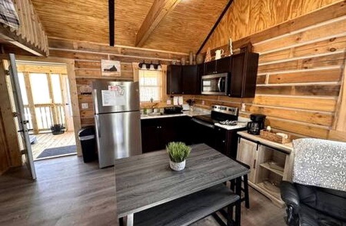 Birdseye House | Remarkable Cabin with Fire Pit and Jacuzzi in Indiana