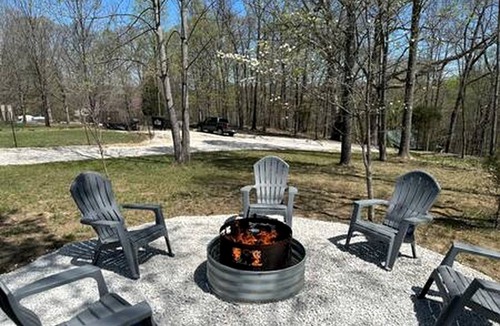 Birdseye House | Remarkable Cabin with Fire Pit and Jacuzzi in Indiana