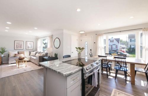 Parma House | Remodeled 4 Bedroom With a Game Room
