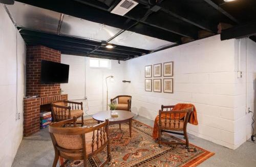 Parma House | Remodeled 4 Bedroom With a Game Room