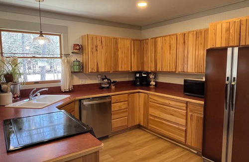 Central Lake House | Remodeled + Intermediate Lake + Kayaks + 10 Miles to Torch Lake + Bunkroom