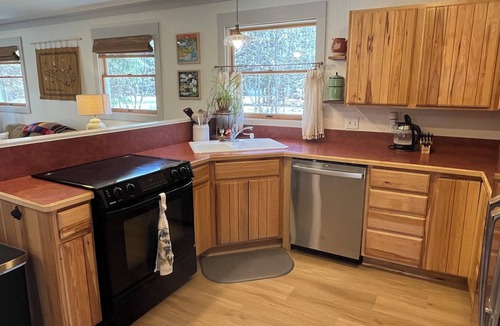 Central Lake House | Remodeled + Intermediate Lake + Kayaks + 10 Miles to Torch Lake + Bunkroom