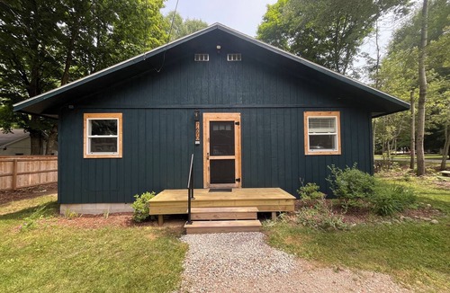 Central Lake House | Remodeled + Intermediate Lake + Kayaks + 10 Miles to Torch Lake + Bunkroom