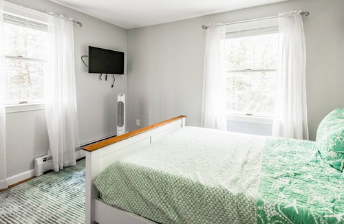 Cape Porpoise House | Remodeled private home in Kennebunkport on acre lot mins to Dock Square, beach