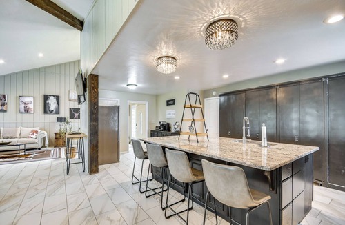 Dalhart House | Remote Texas Retreat: Hot Tub, Deck, Grill!