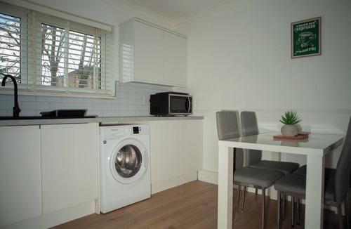 Renfrew Apartment | Renfrew Town Centre, sleeps 6 - Pass the Keys