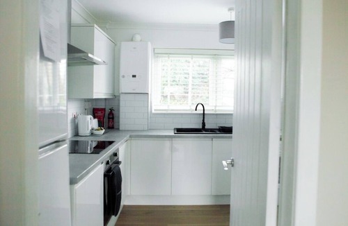 Renfrew Apartment | Renfrew Town Centre, sleeps 6 - Pass the Keys