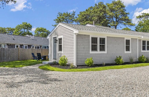 Dennis Port Cottage | RENOVATED: 1 Bedroom/1Bath, Close to the Beach!