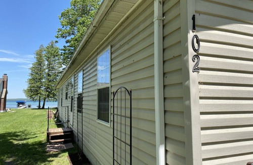 Higgins Lake House | Renovated cottage with 55 ft of lake front