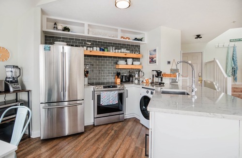 Manistee Condo | Renovated Dog-Friendly Waterfront Condo
