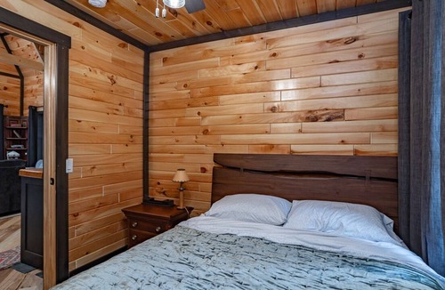 Rhinelander Cabin | Rest on Silver Lake - The Bella : Cozy couples retreat!