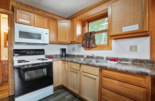 Logan Cabin | Retreat Cabin #4 | Hocking Hills, Pet Friendly