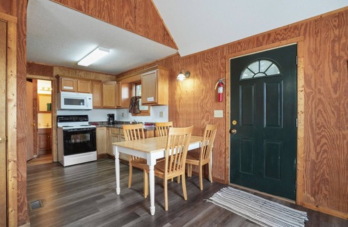 Logan Cabin | Retreat Cabin #4 | Hocking Hills, Pet Friendly