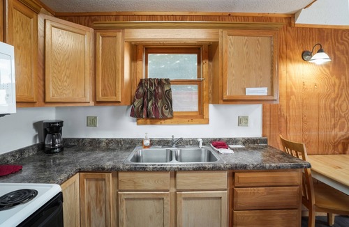 Logan Cabin | Retreat Cabin #4 | Hocking Hills, Pet Friendly
