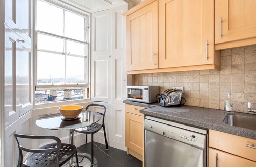 Old Town Apartment | Retro Castle Retreat 2Bed (sleep 6)