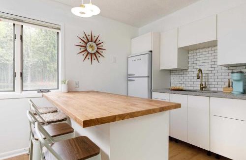 Acme Apartment | Retro Condo Beach & Pool Access Near Downtown