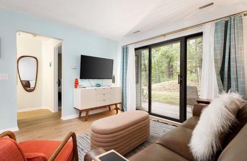Acme Apartment | Retro Condo Beach & Pool Access Near Downtown
