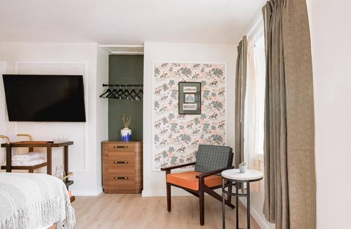 Talbot's Corner Hotel | Retro King Stay in East Nashville | Pool Club Access & Free On-Site Parking!