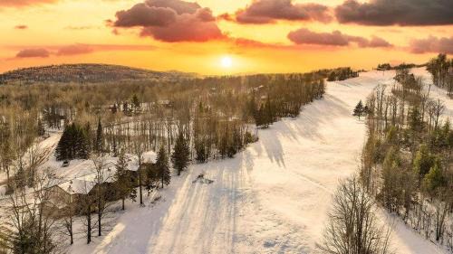 Bessemer Villa | Retro Ski-In Ski-Out Villa at Powderhorn Mountain