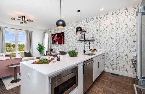 Katie Hill Neighborhood Cottage | Revival-rooftop Deck/hot Tub- Mins to Broadway