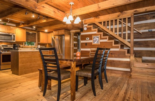 Gnaw Bone Cabin | Ridge View Log Cabin | Hot Tub, Game Shed & EV Charger 2BR, 2 BA