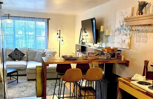 Eureka Springs Historic District Apartment | Ridgeway Bed & Brksfst Suite, Full Kitchen, Slps 4
