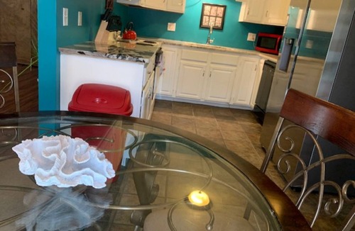 Appleton Apartment | Ritchie’s Apple Place: Teal Waves
