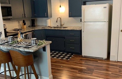 Green Bay Apartment | Ritchie’s Titletown Executive Suites: Lombardi’s Lair