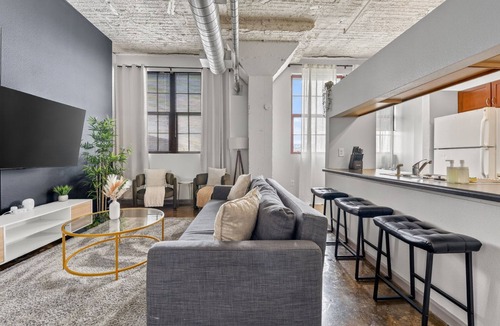 River Market Apartment | River Market Loft Retreat King Bed Parking