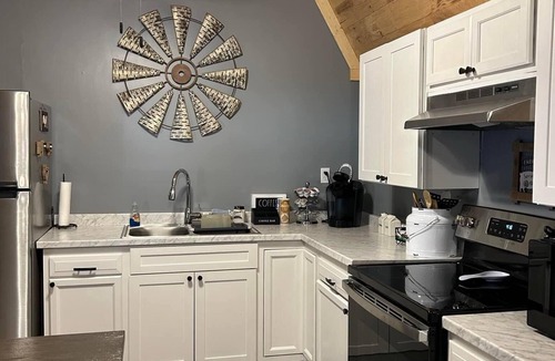 Mc Carr Cabin | River Road Retreat. Cabin minutes away from trails w/hottub & seasonal pool!