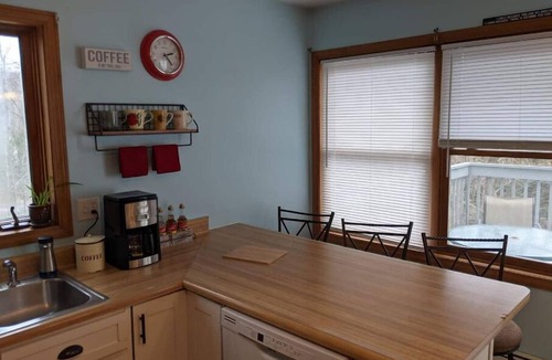 Pine Meadow House | River tubes, electric bikes, kayaks, skiing, more n2 minutes to the river