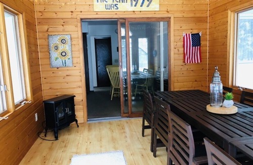 Stillwater House | River Valley Retreat. Just minutes from downtown.
