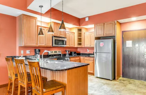 Wisconsin Dells Condo | Riverbend Escape - Sleep 14 + Jacuzzi | Waterpark