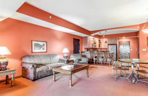 Wisconsin Dells Condo | Riverbend Escape - Sleep 14 + Jacuzzi | Waterpark