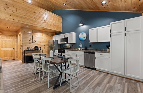 Bakerton Cabin | Riverfront Cabin~Sleeps 18~Private River Boat Ramp~20 Min drive Lake Cumberland