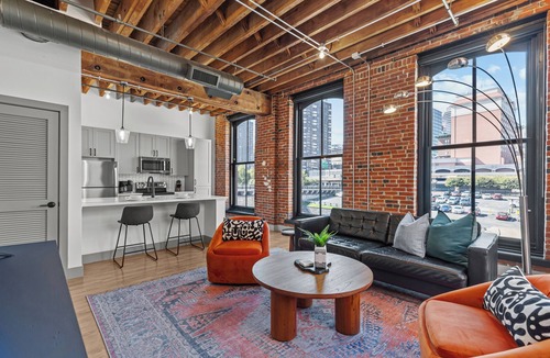Downtown St. Louis Apartment | Riverfront DWTN Loft W/D Gated Parking