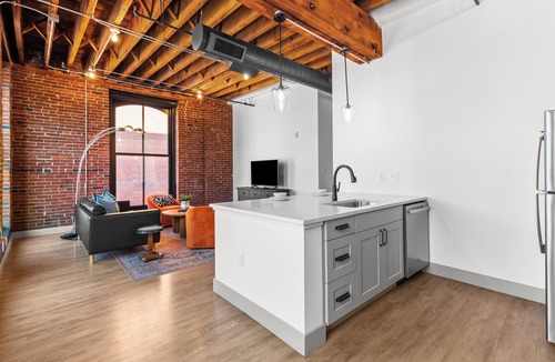 Downtown St. Louis Apartment | Riverfront DWTN Loft W/D Gated Parking