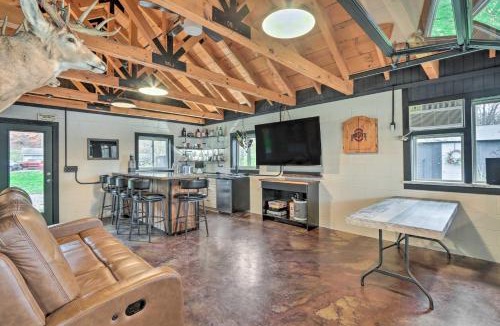 Zanesville House | Riverfront Zanesville Getaway w/Private Bar!