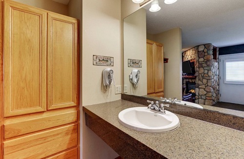 Peoria Hotel | Riverside Getaway: Elegant Suites & Warm Woodland Decor | 2 Units