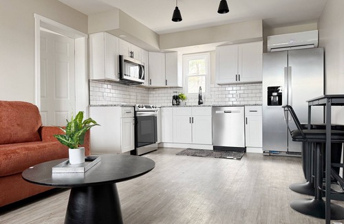 Newburgh Apartment | RiverStone Retreat B