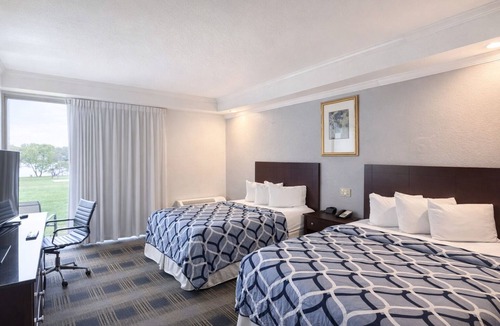Somerset Hotel | Riverview Inn & Suites
