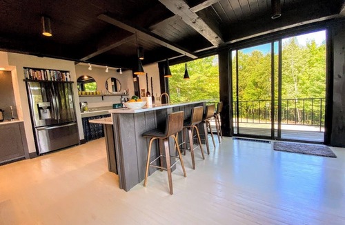 Whitefield House | RL Breathtaking views, private mountain retreat. Hot Tub, Dog Friendly, great location!
