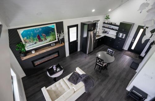 Denniston House | Robyn's Nest -Sky Ridge Retreats - Views- Hot T-