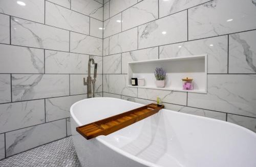 Denniston House | Robyn's Nest -Sky Ridge Retreats - Views- Hot T-