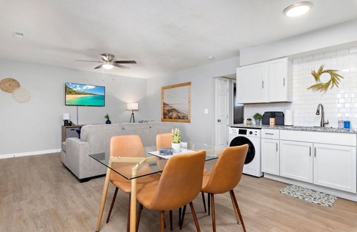 Lawrence Apartment | Rock Chalk Villa 2Bedroom 1bath Free Parking & WiFi