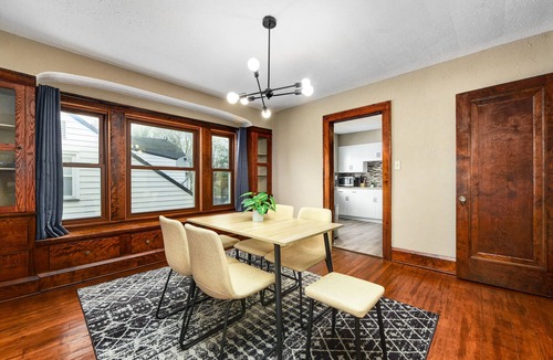 Cleveland Apartment | Rock 'n' Roll Retreat ~ 15 min to Downtown ~ 8 min to Cleveland Clinic