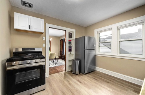 Cleveland Apartment | Rock 'n' Roll Retreat ~ 15 min to Downtown ~ 8 min to Cleveland Clinic